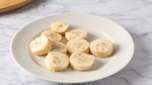 Молочный коктейль с малиной и бананом