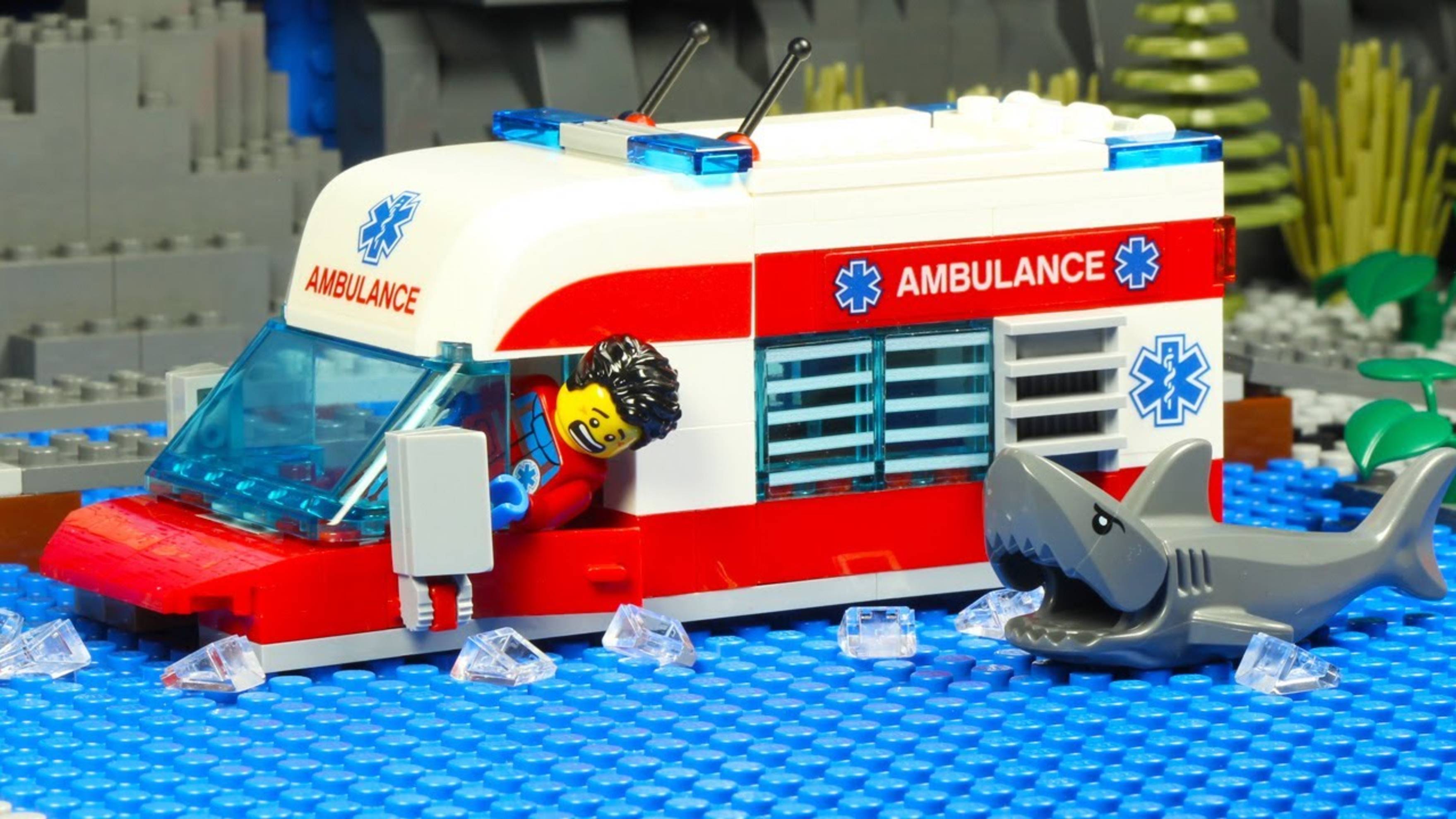 LEGO CITY АКУЛА НАПАЛА НА СКОРУЮ ПОМОЩЬ МУЛЬТИК ДЛЯ ДЕТЕЙ ЛЕГО АНИМАЦИЯ РАЗВИВАЮЩИЙ