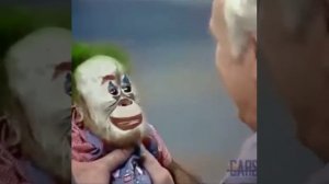 Мартышка джокер смеется