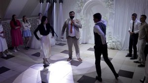 Гости показали смешные танцы на свадьбе