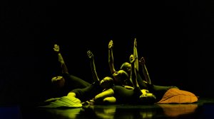 Под листвой