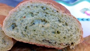 Батоны со шпинатной мукой и семечками тыквы. Зелёный ароматный хлеб.