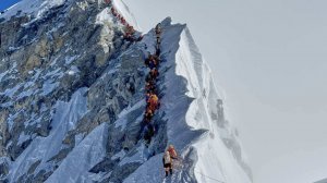 Более 200 человек не могут эвакуироваться с Эвереста из-за метели