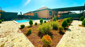 Просторный дом с ремонтом, террасой и собственным бассейном