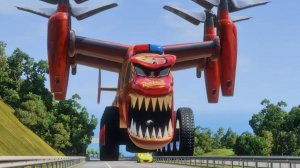 Гигантский ВЕРТОЛЕТ Маккуин, Пожиратель грузовиков против машин, Побег из Monster Beamng Drive