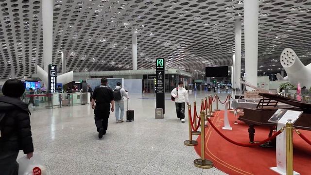 Ночной Шэньчжэнь: Архитектура будущего в аэропорту Баоань 🌃✈️