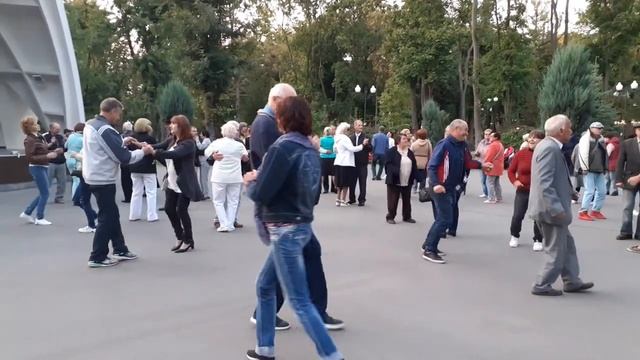 ПАРА ПОТРЯСНО ТАНЦУЕТ! _ КЛАССНЫЕ ТАНЦЫ В ПАРКЕ ГОРЬКОГО ХАРЬКОВ 2020