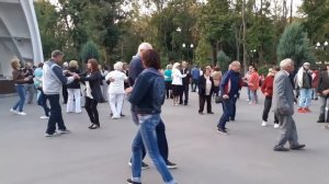 ПАРА ПОТРЯСНО ТАНЦУЕТ! 🙂👍🌹_ КЛАССНЫЕ ТАНЦЫ В ПАРКЕ ГОРЬКОГО ХАРЬКОВ 2020