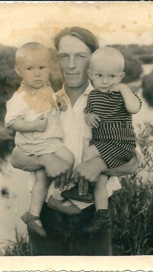 Мы родом из советского детства и школа и друзья, и мама с папой в прошлом всё