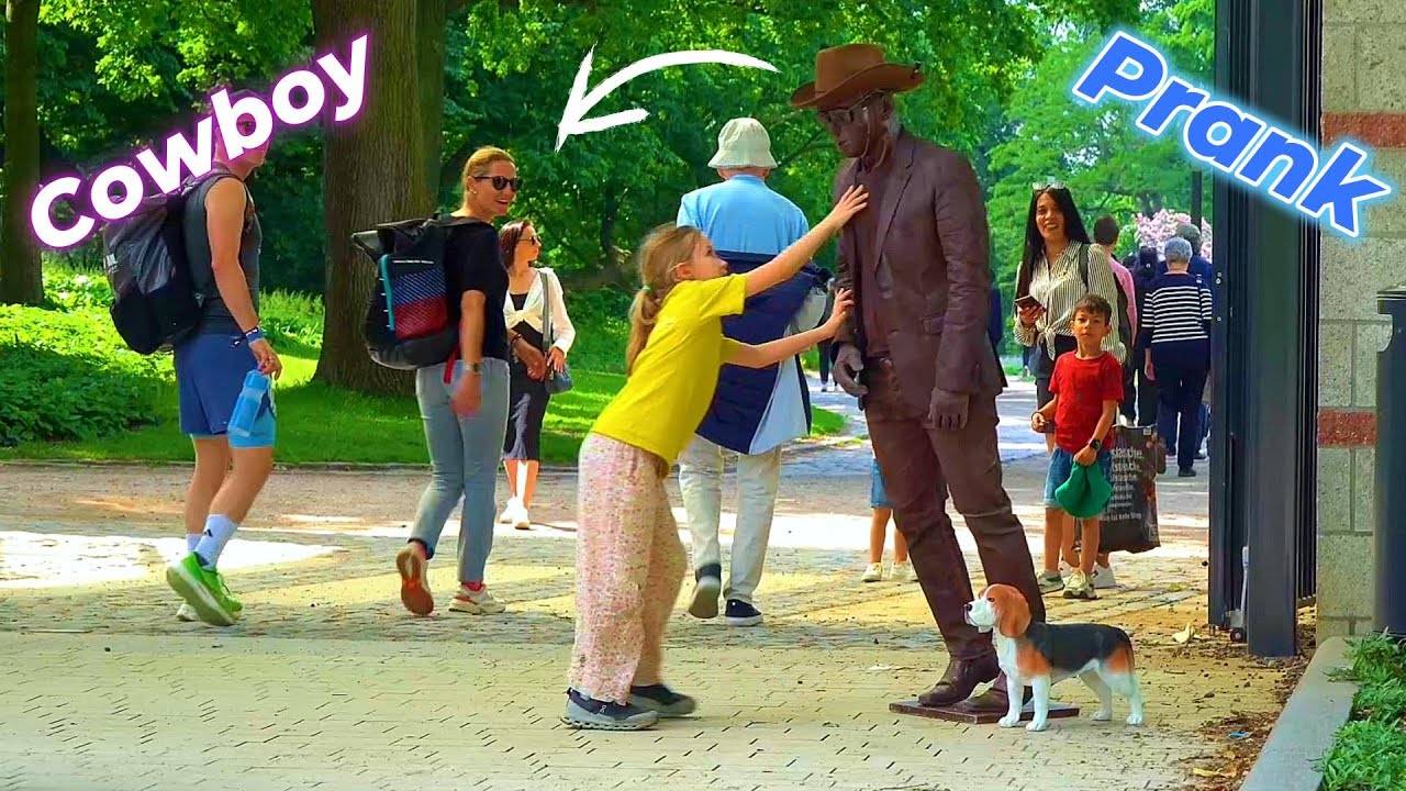 Маленькая девочка спасает памятник от падения!
