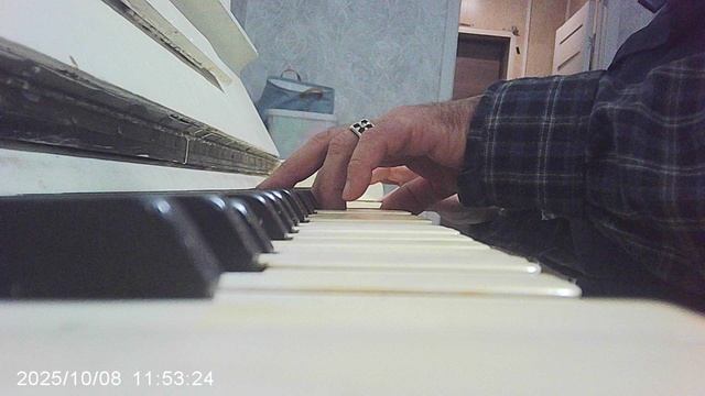 Пианино: импровизация на тему: F/C/F/C/F/G/E/Am