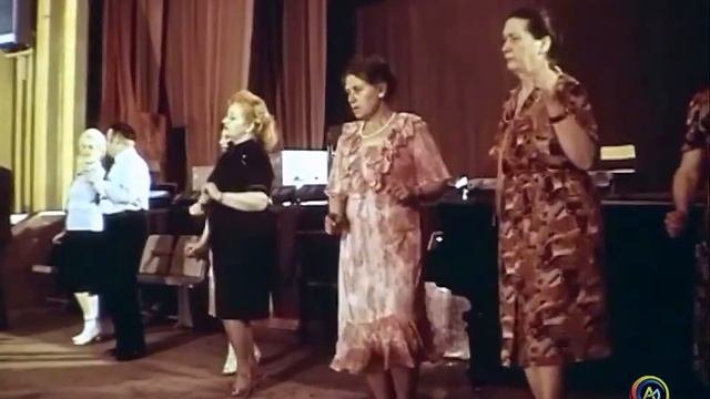 1987 год. Тюменская область. Танцуют все.