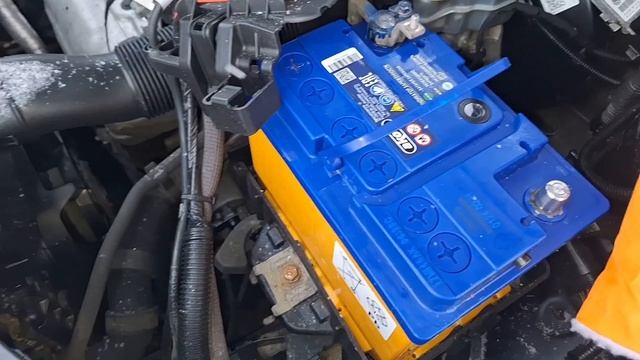 Замена аккумулятора в автомобиле Skoda