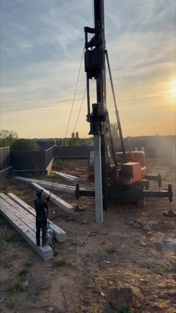 Вот так работает дизель-молот #фундаментгрупп #стройка #строительсводома #фундаментнасваях смотреть онлайн