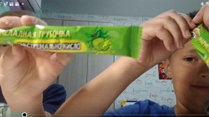 пробуем с Сашей кислую еду (это трэш)