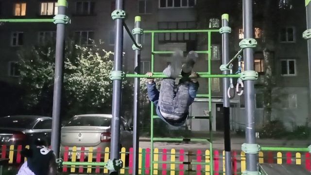 показываем свои любимые трюки на турниках!