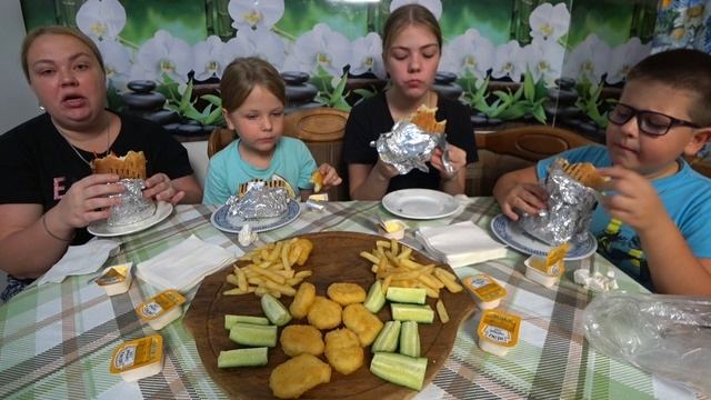 мукбанг. сендвич тук наггетсы и 