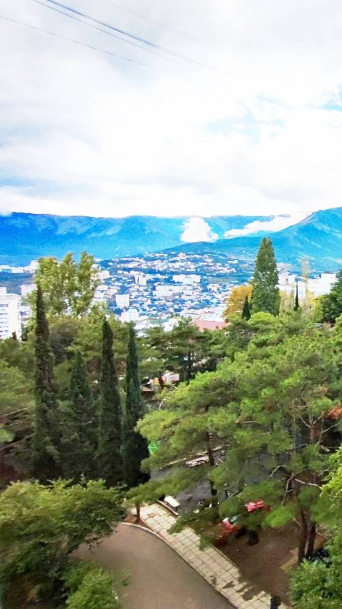 Продаётся светлая видовая 2-комнатная квартира в Ялте, ул. Мухина смотреть онлайн