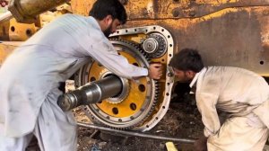 Ремонт ходовой части огромного бульдозера.