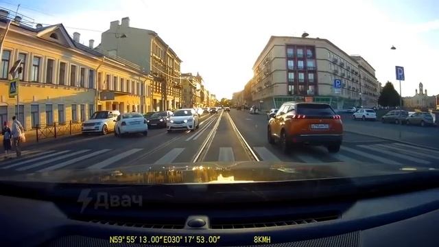Мигрант устроил гонки в Питере и поплатился административкой и извинением
