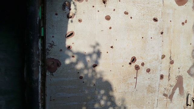 Следы от осколок снаряда