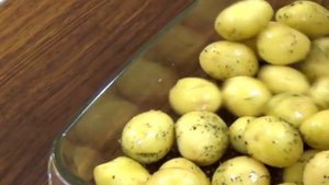 Молодой картофель, запеченный в духовке
