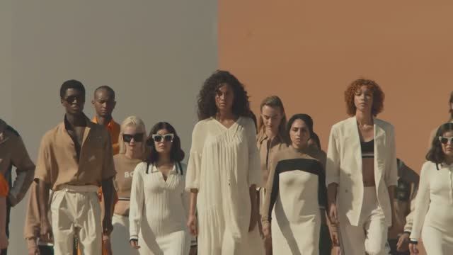 Показ коллекции BOSS весна-лето 2022 Пустыня