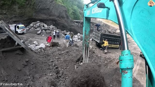 Строительство, экскаватор копает песок