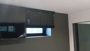 Горизонтальные жалюзи Coulisse 50 мм.  деревянные ламели, управление электроприводом с аккумулятором