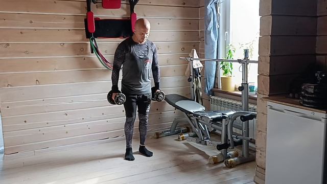 Тренировка плеч и ног в домашних условиях с инвентарём