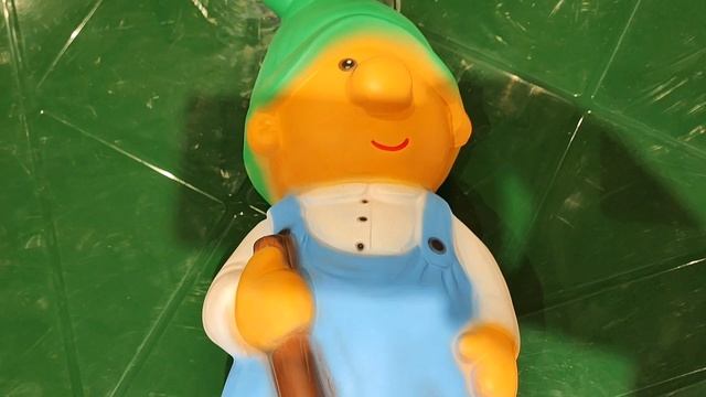 Обз Гномик в саду