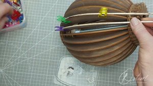 Устанавливаем стойки из бумажной лозы на форме Шарик