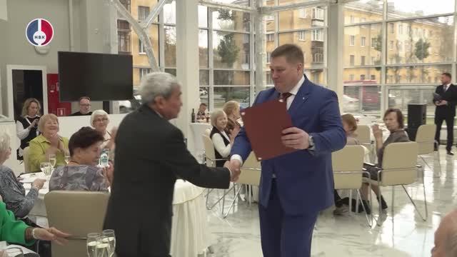 В МВЦ состоялось встреча Вячеслава Тюменцева с ветеранами Администрации НГО