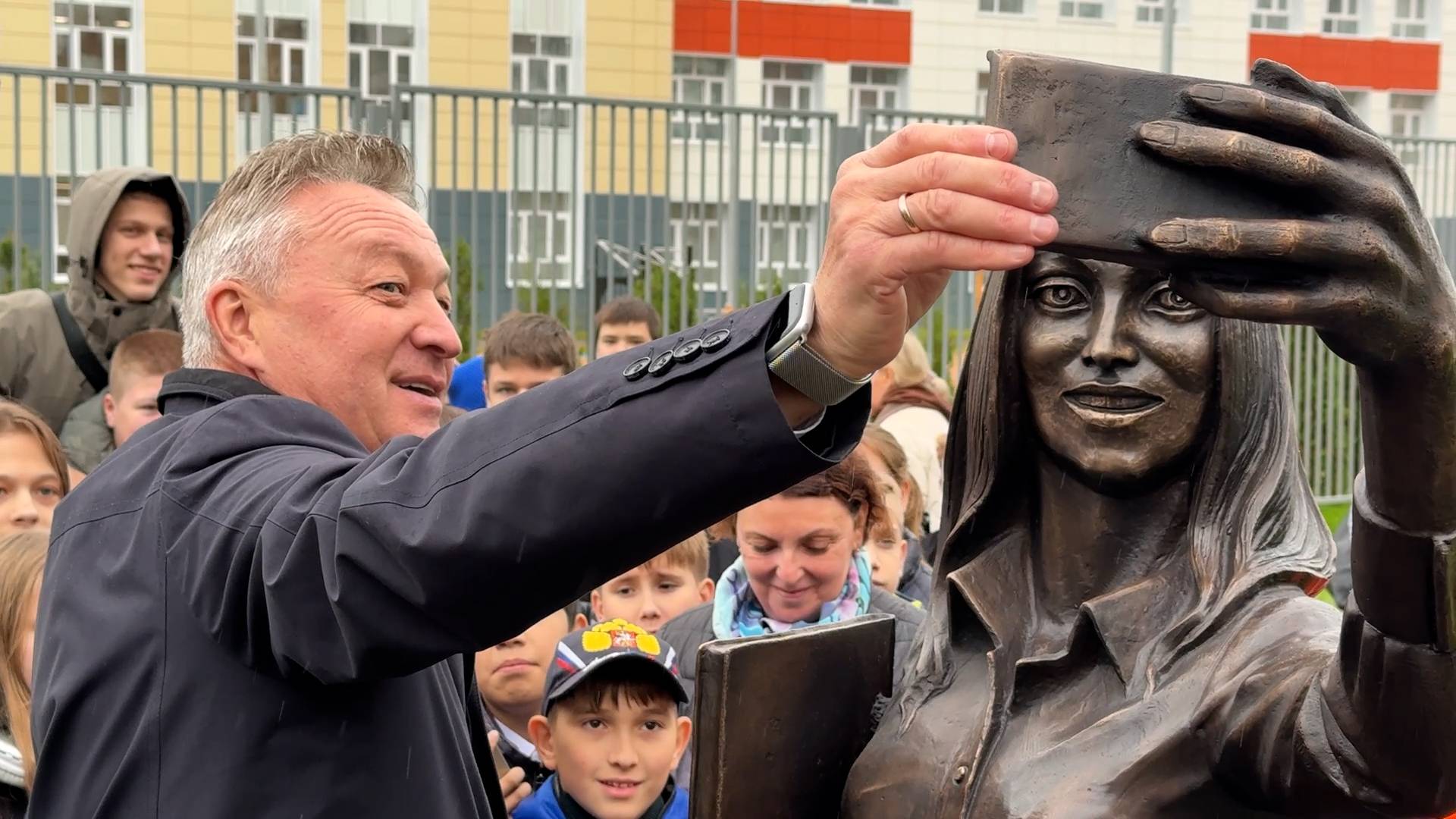 Скульптура «Здравствуй, школа!». Подарок ко Дню учителя