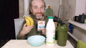 ужин с Рыжулей. смешал творог, кефир и бананы. мукбанг. обжор. еда на камеру. диета. шизофрения.