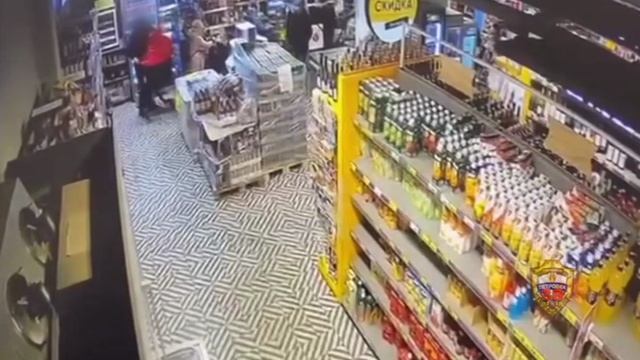 В Москве сотрудники полиции раскрыли кражу из магазина мешка с сигаретами на 140 тысяч рублей