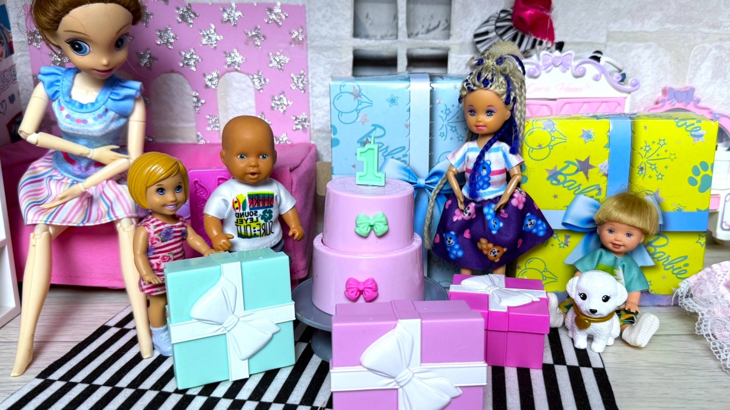 КАК СПАСАЛИ ДЕНЬ РОЖДЕНИЯ БАРБИ🎁🥳🎂 Катя и Макс веселая семейка! ЖИВЫЕ Куклы истории ДаринелкаТВ