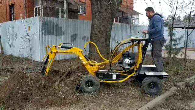 Мини экскаватор А20 небольшая работа у дома.