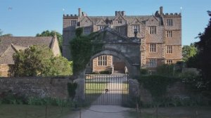 Ранняя утренняя летняя прогулка – Якобинский дом и коттеджи с соломенной крышей, АНГЛИЯ