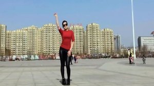 Цин Цин и воздушный змей.Танцы на площади..
