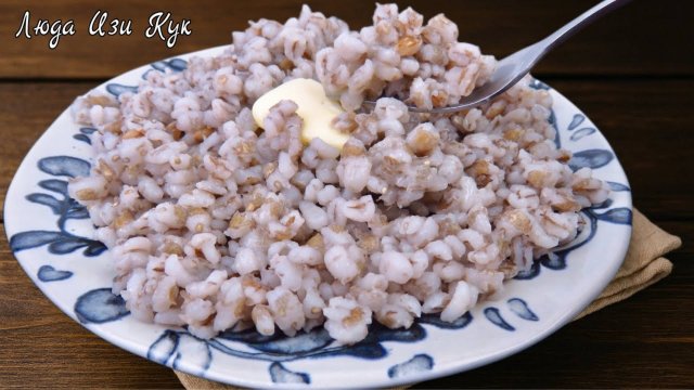рассыпчатая перловая каша в керамической миске