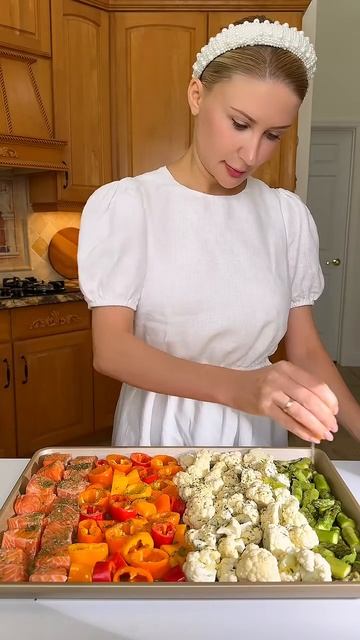 High Protein Salmon & Veggie One-Tray Meal Prep (37g protein) смотреть онлайн