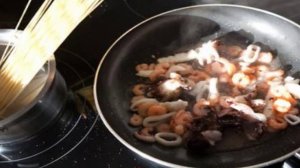 Морепродукты под соусом