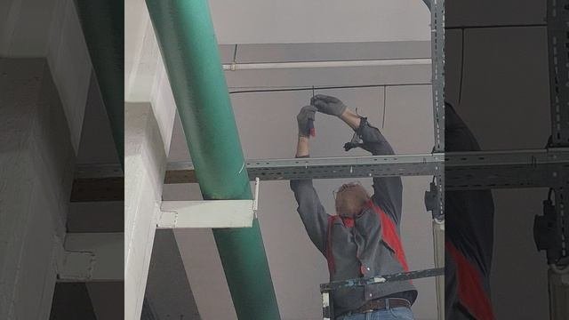 Держатель стяжек в работе.