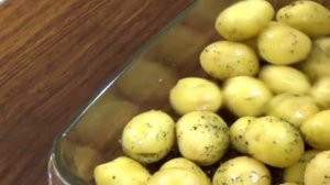 Молодой картофель, запеченный в духовке