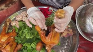 Готовим курицу с банановыми цветами и другими овощами
