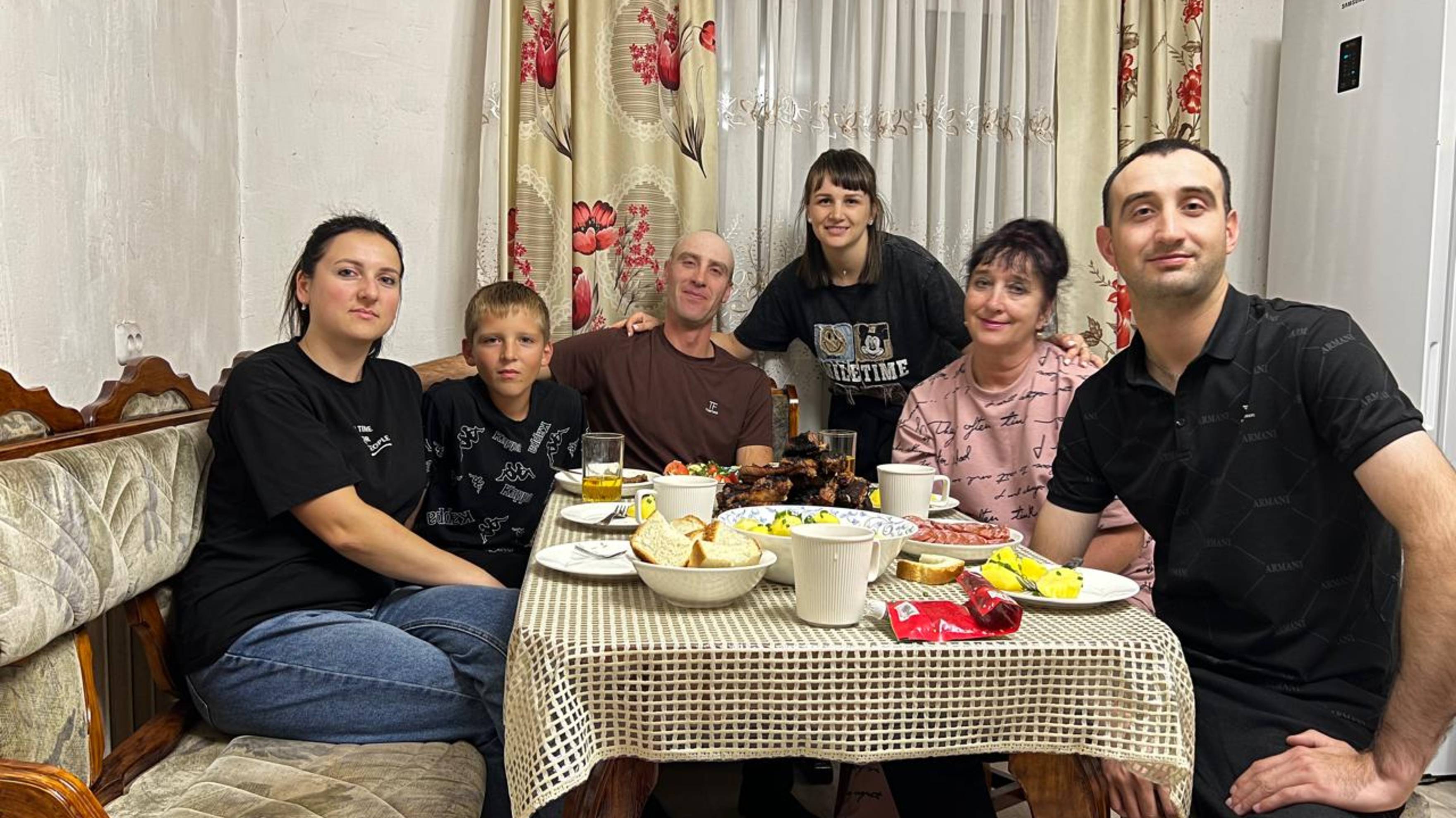 УВИДЕЛА БАБУШКУВСТРЕЧА С РОДНЫМИВЕРНУЛАСЬ В КАЗАХСТАН