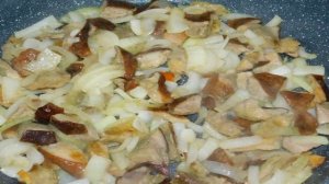 Молодой картофель с лесными грибами в сливках