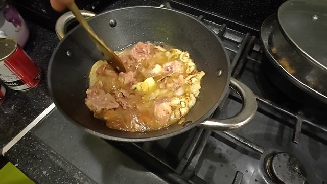 Готовлю Сам.Макароны с тушенкой в казане на газу.