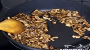 Макароны-гнезда с грибным соусом